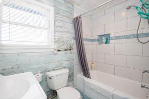 The Hideaway by Sunsational Stays - Rear Unit Only, Steps to the Beach