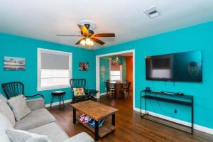 The Hideaway by Sunsational Stays - Rear Unit Only, Steps to the Beach