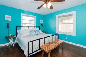 The Hideaway by Sunsational Stays - Rear Unit Only, Steps to the Beach