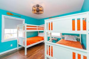 The Hideaway by Sunsational Stays - Rear Unit Only, Steps to the Beach