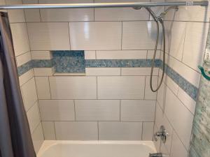 The Hideaway by Sunsational Stays - Rear Unit Only, Steps to the Beach