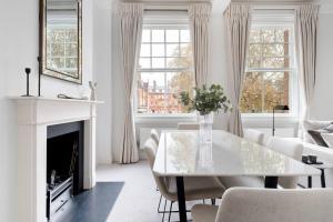 Exquisite single-level Knightsbridge Flat wlift
