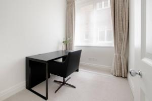 Exquisite single-level Knightsbridge Flat wlift