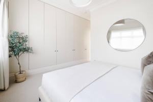 Stunning Single-level Knightsbridge Flat wlift