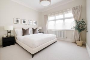 Stunning Single-level Knightsbridge Flat wlift