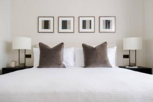 Stunning Single-level Knightsbridge Flat wlift