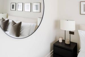 Stunning Single-level Knightsbridge Flat wlift