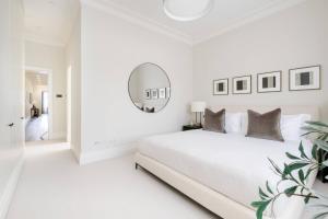 Stunning Single-level Knightsbridge Flat wlift