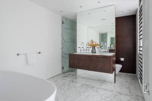 Luxury Mayfair 4-Bed Penthouse Sky Views & Balcony