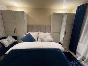 2 bedroom self catering detached outhouse with garden area