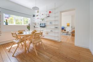 Central Victorian Villa 2 Floor I Parking I Garden I Steps away from Central Station