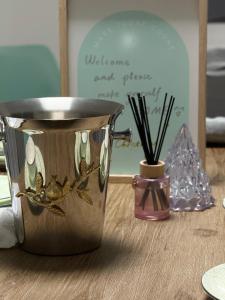 Urban Silver Haven Sleek stay - 1 Min to Station With TV projector Game space and high speed internet