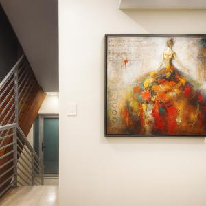 Urban Silver Haven Sleek stay - 1 Min to Station With TV projector Game space and high speed internet