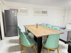 Urban Silver Haven Sleek stay - 1 Min to Station With TV projector Game space and high speed internet