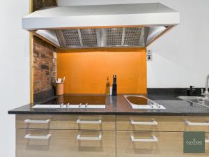 Central Birmingham 2-BR Apartment - Perfect for Work and Leisure - Near Utilita Arena, City Hospital & Excellent Transport Links