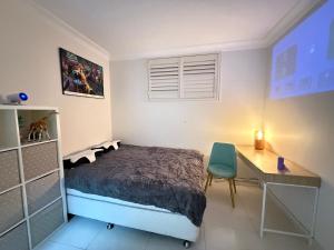 Urban Silver Haven Sleek stay - 1 Min to Station With TV projector Game space and high speed internet