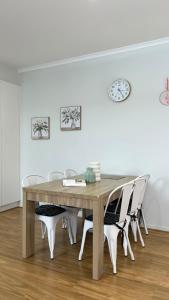 Modern 3BR Townhouse Near Shopping & CBD