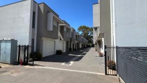 Modern 3BR Townhouse Near Shopping & CBD