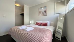 Modern 3BR Townhouse Near Shopping & CBD