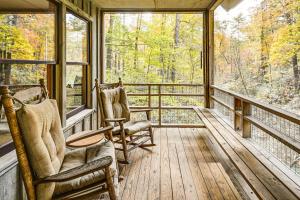 Relax Creekside: Forest-View Gem in Marietta!