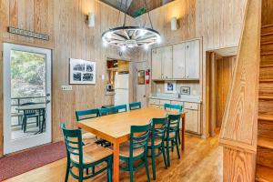Relax Creekside: Forest-View Gem in Marietta!