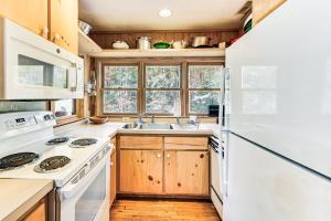 Relax Creekside: Forest-View Gem in Marietta!