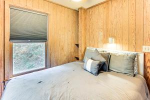 Relax Creekside: Forest-View Gem in Marietta!
