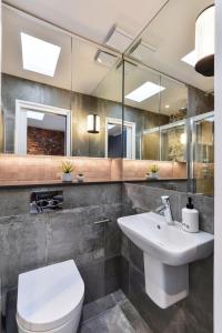 Cosy studio 4th floor premium street Notting Hill.