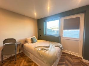 4 Modern NEW Mini Studio Room with Parking, Wi-Fi