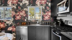 Remodeled 2BDR in Heart of Hollywood w Courtyard Art Deco by AvantStay