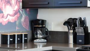 Remodeled 2BDR in Heart of Hollywood w Courtyard Art Deco by AvantStay