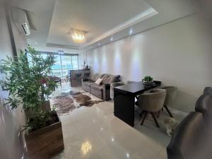 Apto perto do mar com suíte, garagem e piscina