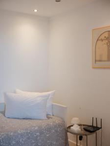 Spacious 3BR Waterfront Apt Pool Gym Free Parking