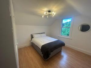 2 bed split-level flat, 5-min from Sth Croydon Stn