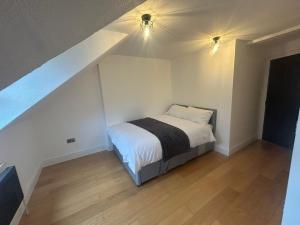 2 bed split-level flat, 5-min from Sth Croydon Stn