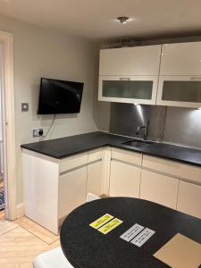 Stylish 2-Bedroom Flat on Brompton Road by Harrods