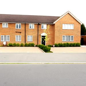 Stylish 2-Bed 2-Bath Apartment, Parking, Woking