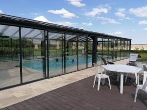 Domaine de La Brosse, gîte avec piscine sous verrière chauffée toute lannée