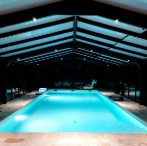 Domaine de La Brosse, gîte avec piscine sous verrière chauffée toute lannée