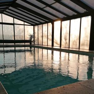Domaine de La Brosse, gîte avec piscine sous verrière chauffée toute lannée