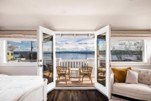 Leschi Retreat w Breathtaking Water View Sleeps 14