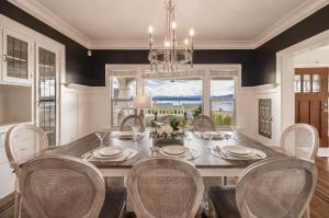 Leschi Retreat w Breathtaking Water View Sleeps 14