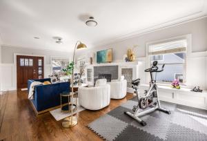 Leschi Retreat w Breathtaking Water View Sleeps 14