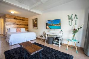 Kihei Bay Surf #110 Studio ModernBeach Decor, AC, Across Beach Cute Comfy