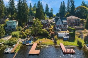 European White Castle on Lake Desire Private Dock
