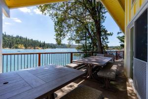 Eagles Nest at Bass Lake near Yosemite with Boat Dock