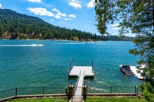 Eagles Nest at Bass Lake near Yosemite with Boat Dock