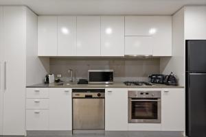 Modern CBD Aparment with Workspace and Fast WiFi