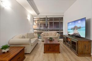 Modern CBD Aparment with Workspace and Fast WiFi