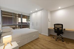 Modern CBD Aparment with Workspace and Fast WiFi